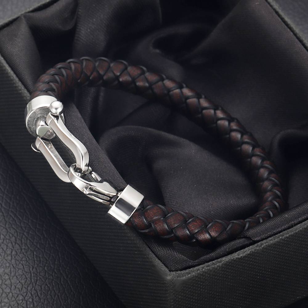 https://bandandbracelets.com/cdn-cgi/image/width=1000,height=1000,fit=crop,quality=80,format=auto,onerror=redirect,metadata=none/wp-content/uploads/2019/04/mens-braided-leather-bracelet-with-lobster-claw-clasp-5.jpg